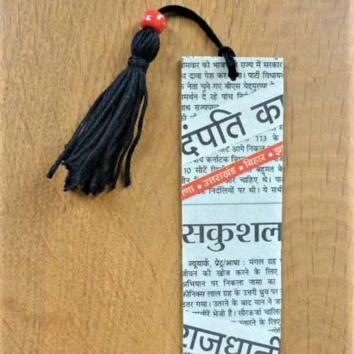 Cadeau unisexe. marque pages journal hindi, pompon noir (b). matériaux recyclés. upcycling. récupération.