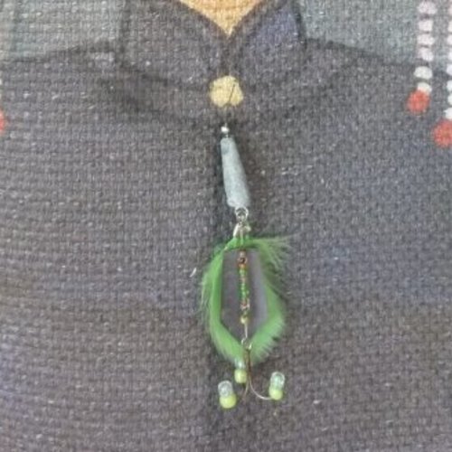 Bijou zéro déchet. cadeau femme. pendentif hameçon, perles vertes et plume verte, plomb et cuillère. bijoux upcycling