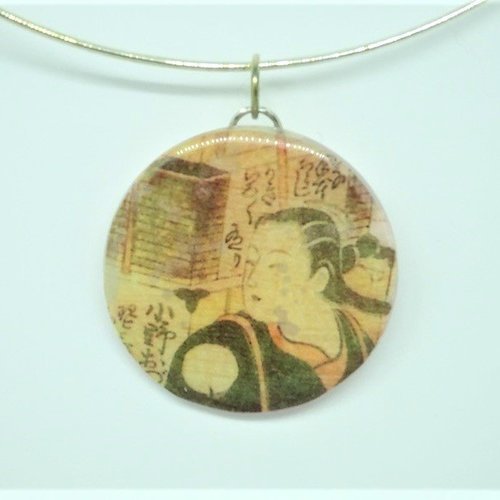 Bijoux résine. pendentif rond en résine, papier vieilli, motif japonaise (geisha). thème asiatique. matériaux recyclés. upcycling