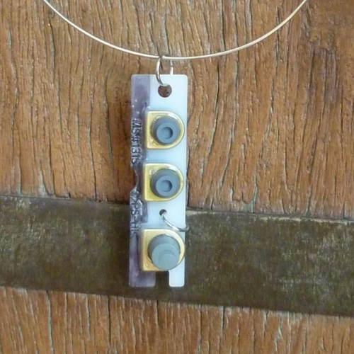 Bijoux uniques. pendentif pièce d'électronique avec boutons caoutchouc gris. matériaux recyclés. bijoux femme. upcycling