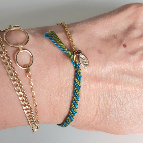 Bracelet de l'amitié. bracelet brésilien bleu et vert avec breloque ovale dorée. cadeau femme. cadeau fille