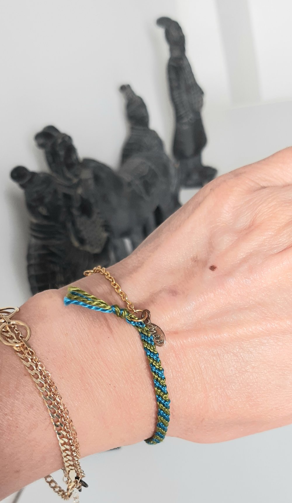 Bracelet de l'amitié. bracelet brésilien bleu et vert avec breloque ovale  dorée. cadeau femme. cadeau fille - Un grand marché