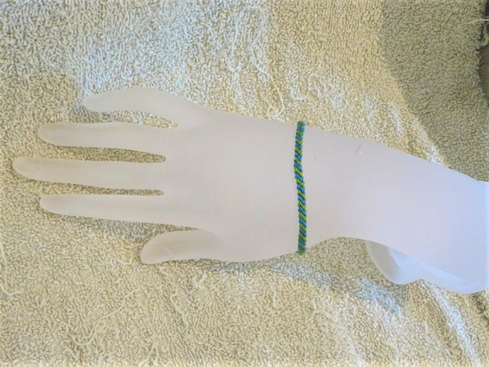 Bracelet de l'amitié. bracelet brésilien bleu et vert avec breloque ovale  dorée. cadeau femme. cadeau fille - Un grand marché