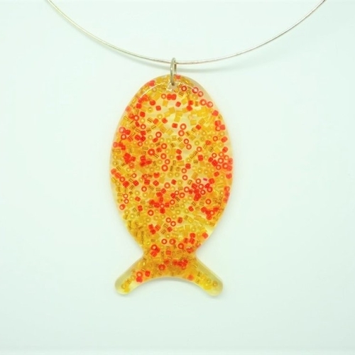 Bijoux poisson. bijoux femme. pendentif poisson en résine, perles oranges et jaunes. thème aquatique. cadeau original