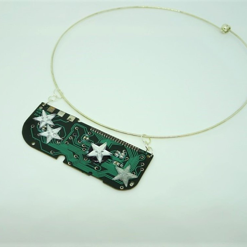 Bijoux geek. bijoux femme. pendentif circuit imprimé et strass étoiles. cadeau original