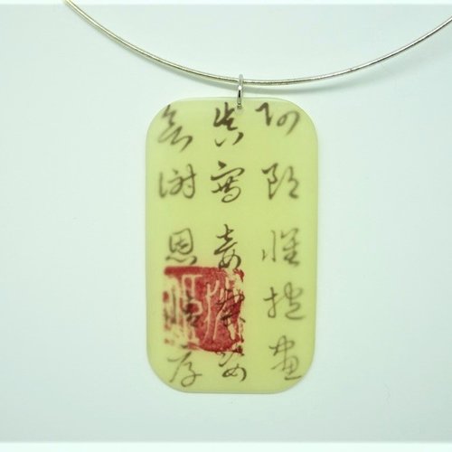 Bijoux résine. pendentif rectangulaire en résine mate, écriture chinoise, tampon rouge. bijoux femme