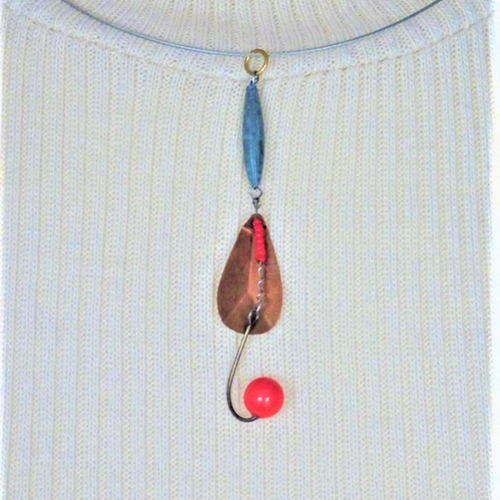 Zéro déchet. pendentif hameçon et perles rouges. bijou femme. bijou original.  upcycling