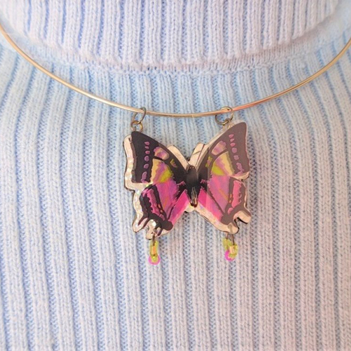 Bijou papillon. bijou femme. pendentif papillon violet et vert. upcycling. surcyclage. récup