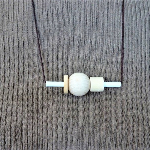 Collier bois. bijoux plastique. collier avec des perles en bois et tube plastique. bijoux femme. cadeau pour elle.