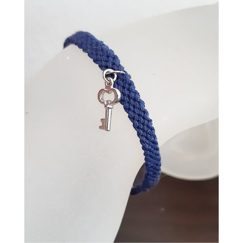 Bracelet femme. bracelet brésilien bleu marine avec breloque clé. cadeau femme. bijoux fille