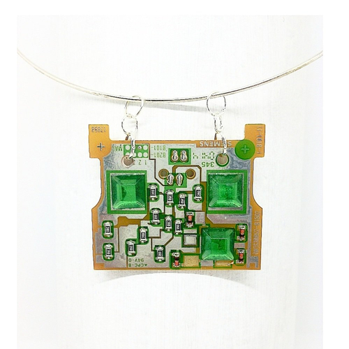 Bijoux geek. zéro déchet. pendentif circuit imprimés et strass verts. bijoux femme. upcycling