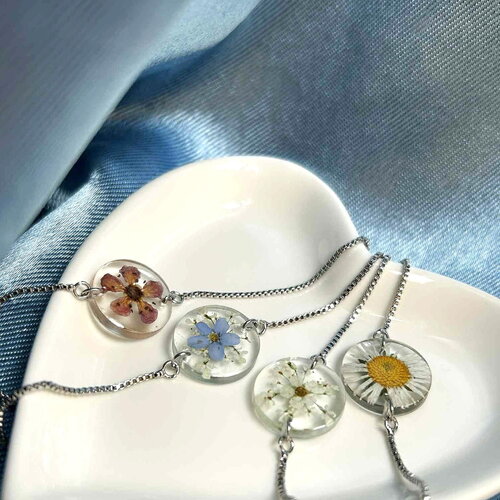 Bracelet ajustable avec pendentif ronde en résine et fleurs séchées - bracelet argenté - bijoux femme