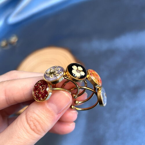 Bague ajustable doré avec résine et fleurs séchées - un cadeau unique et spécial pour femmes