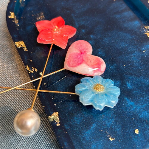 Broche épingle en forme de fleur et en forme de cœur avec des hortensia séchée  - un cadeau idéal pour les femmes