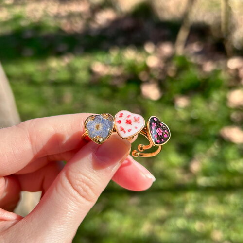 Bague ajustable dorée en résine et fleurs séchées - bijoux pour femmes - un cadeau idéal