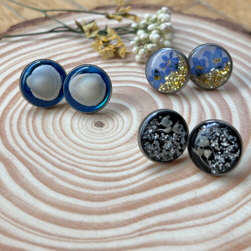 Boucles d'oreilles rondes en résine avec fleurs séchées et coquilles - femme - cadeau idéal