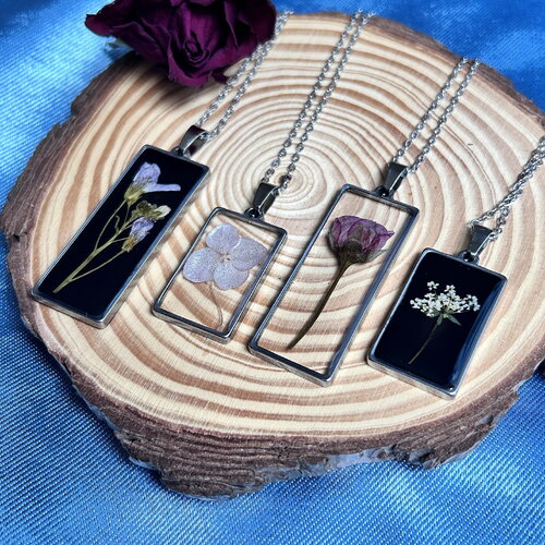 Collier argenté avec pendentif rectangulaire - fleurs naturelles séchées - un cadeau idéal pour les femmes