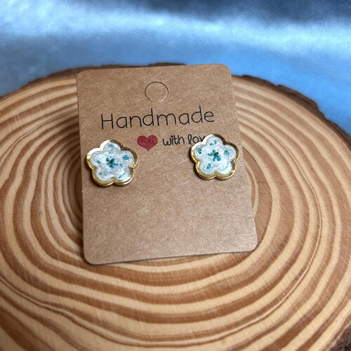 Boucles d'oreilles en résine dorée avec petites fleurs séchées - une idée cadeau