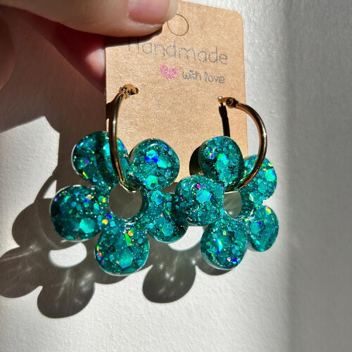 Boucles d'oreilles créoles doré en acier inoxydable avec pampilles fleurs - un cadeau idéal