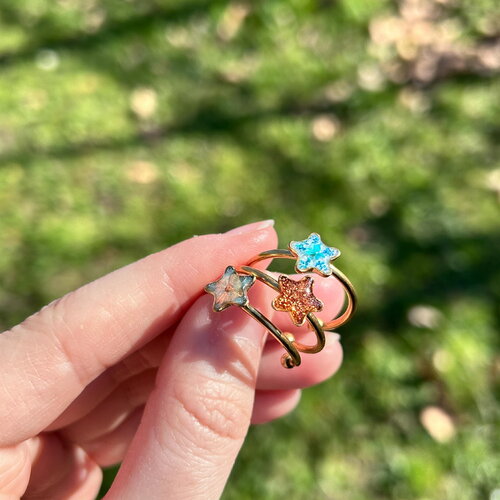 Bague réglable doré avec résine et petites fleurs séchées - un cadeau idéal pour les femmes