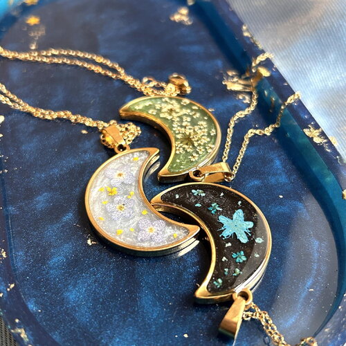 Collier doré avec pendentif en forme de croissant et fleurs séchées - un cadeau idéal pour les femmes