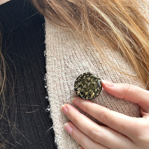 Broche ronde en résine avec fleurs naturelles séchées - broche femme - un cadeau idéal