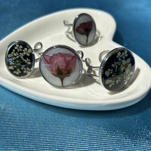 Bague ajustable en résine avec fleurs séchées, bague fleur femme - cadeau ideal