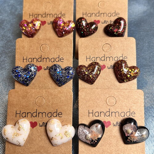 Boucles d'oreilles clous en résine - forme de cœur avec paillettes et fleurs séchées - cadeau idéal pour les femmes