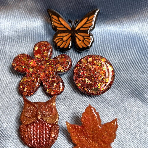 Broches en résine pour femmes, collection automne - feuille, hibou, papillon, fleur et forme ronde