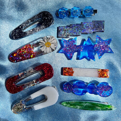 Barrette à cheveux en résine avec des fleurs séchées et des paillettes