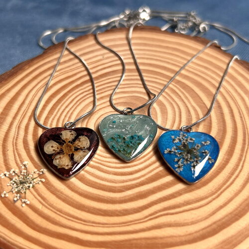 Collier argenté avec pendentif en résine en forme de cœur et fleurs séchées - un cadeau idéal
