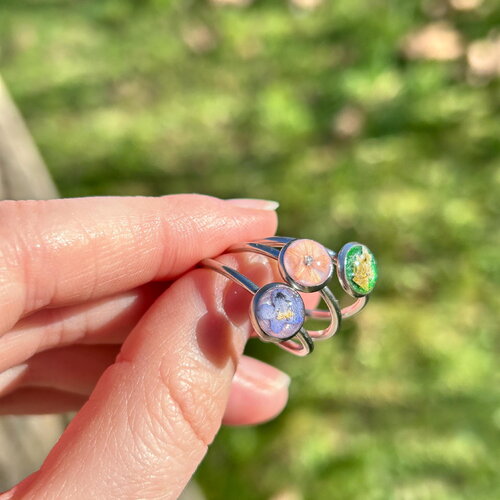 Bague réglable argentée avec motif floral en résine - rond - un cadeau idéal