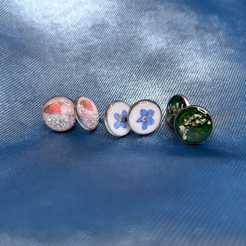 Boucles d'oreilles rondes en résine avec fleurs séchées - femme - cadeau ideal