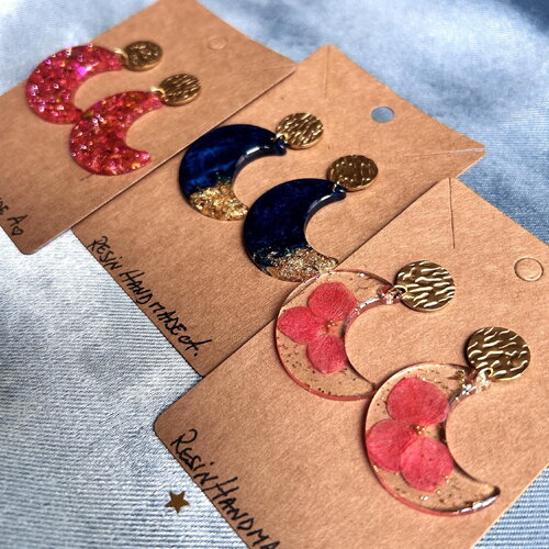 Boucles d'oreilles pendantes - la lune avec paillettes et fleurs de hortensia séchées - cadeau femme