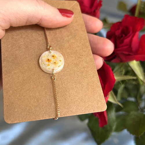Bracelet réglable doré avec pendentif en résine et fleurs séchées - cadeau parfait pour femme