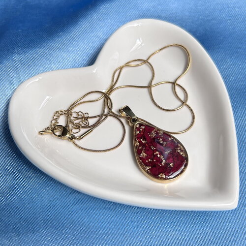 Collier avec pendentifs en forme de goutte - résine et fleurs séchées - un cadeau parfait