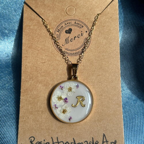 Collier avec pendentif en résine et fleurs séchées, personnalisé avec la lettre - collier personnalisé - un cadeau idéal