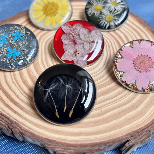 Broche ronde en résine avec fleurs séchées - un cadeau parfait pour femmes