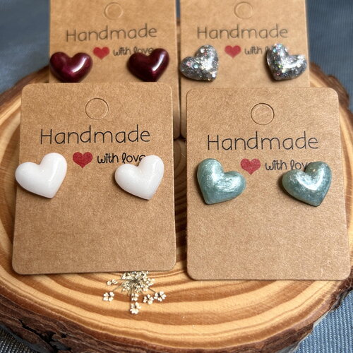 Petites boucles d'oreilles en résine en forme de cœur - un cadeau idéal - saint valentin et anniversaires