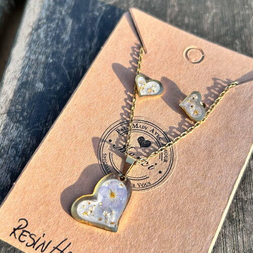 Parure de bijoux en forme de cœur, boucles d'oreille et collier en résine et fleurs séchées - myosotis et dentelle de la reine anne