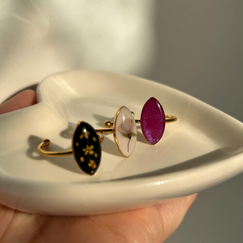 Bague ajustable doré avec petites fleurs séchées - bijoux acier inoxydable - un cadeau idéal