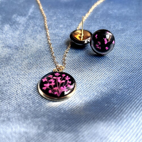 Parure de bijoux : collier et boucles d'oreilles en résine et fleurs séchées - un cadeau idéale