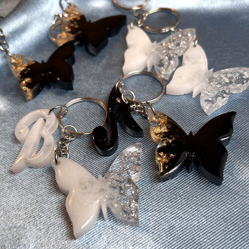 Porte-clés papillon en résine avec vos initiales - porte-clés personnalisé