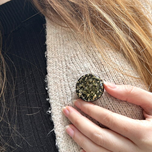 Broche ronde en résine avec fleurs naturelles séchées - broche femme - un cadeau idéal