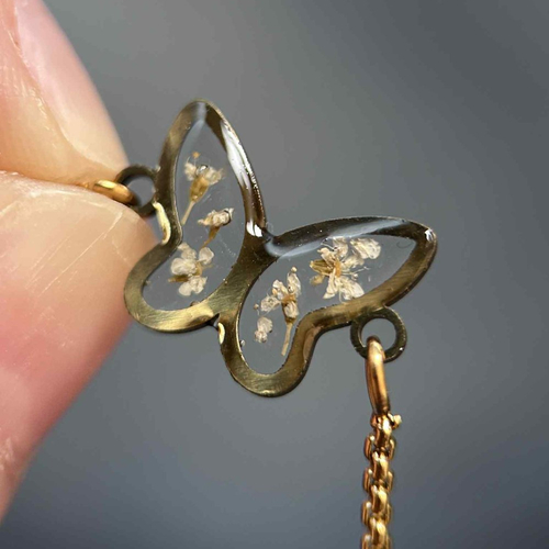 Bracelet ajustable doré avec petites fleurs sechées - forme de papillon