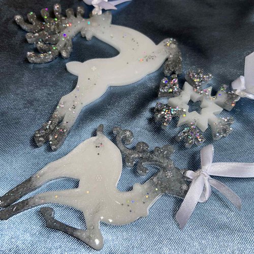 Décorations de noël blanc et argenté - rennes en résine et flocon de neige