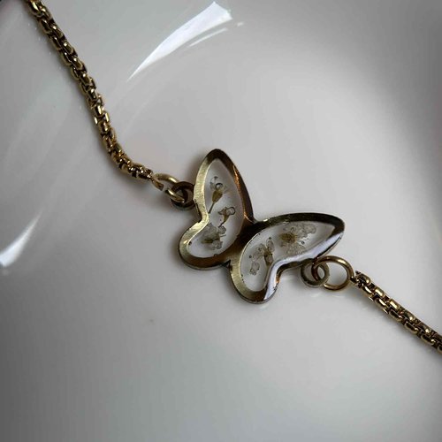 Bracelet ajustable doré avec petites fleurs sechées - forme de papillon