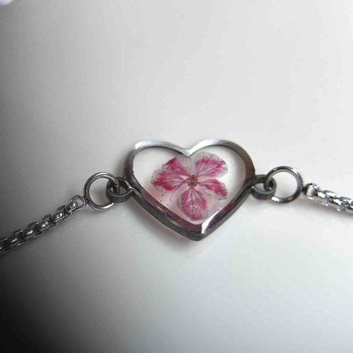 Bracelet ajustable avec pendentif coeur - fleur sechée et résine