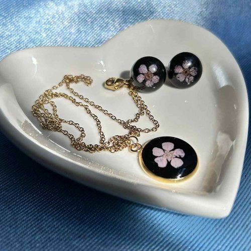 Parure de bijoux : collier et clous d'oreilles - résine et fleurs séchées