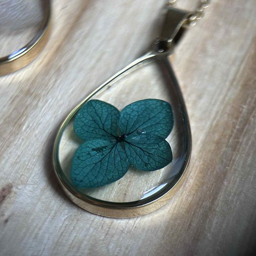 Collier avec pendentifs en forme de goutte - résine et fleur d hortensia séchée